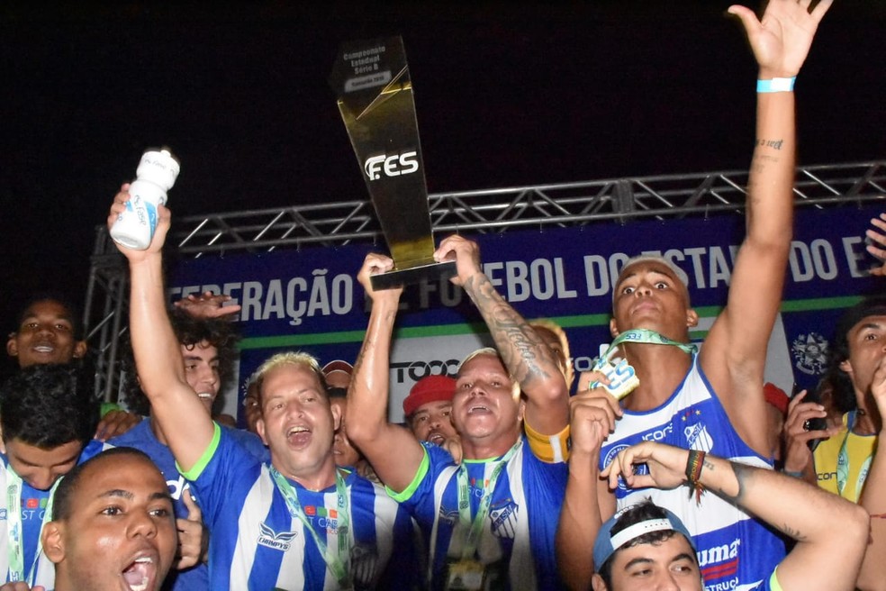 São Mateus com a taça de campeão da Série B do Campeonato Capixaba 2019 — Foto: Vinícius Antunes