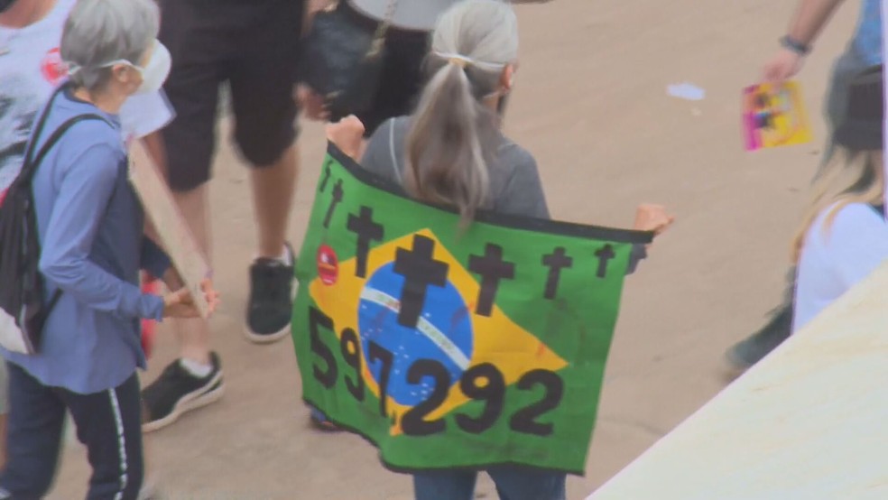 Manifestação contra governo Bolsonaro, em Brasília, neste sábado (2) — Foto: TV Globo/Reprodução