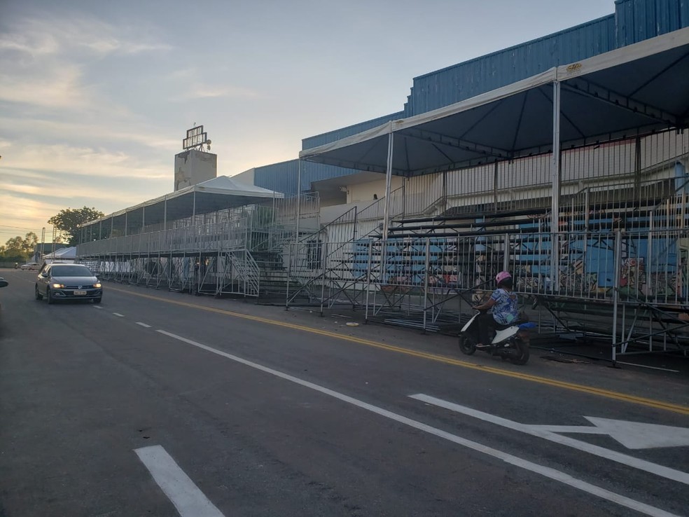 Estrutura começou a ser montada para o carnaval em Gurupi — Foto: Leilane Macedo/TV Anhanguera