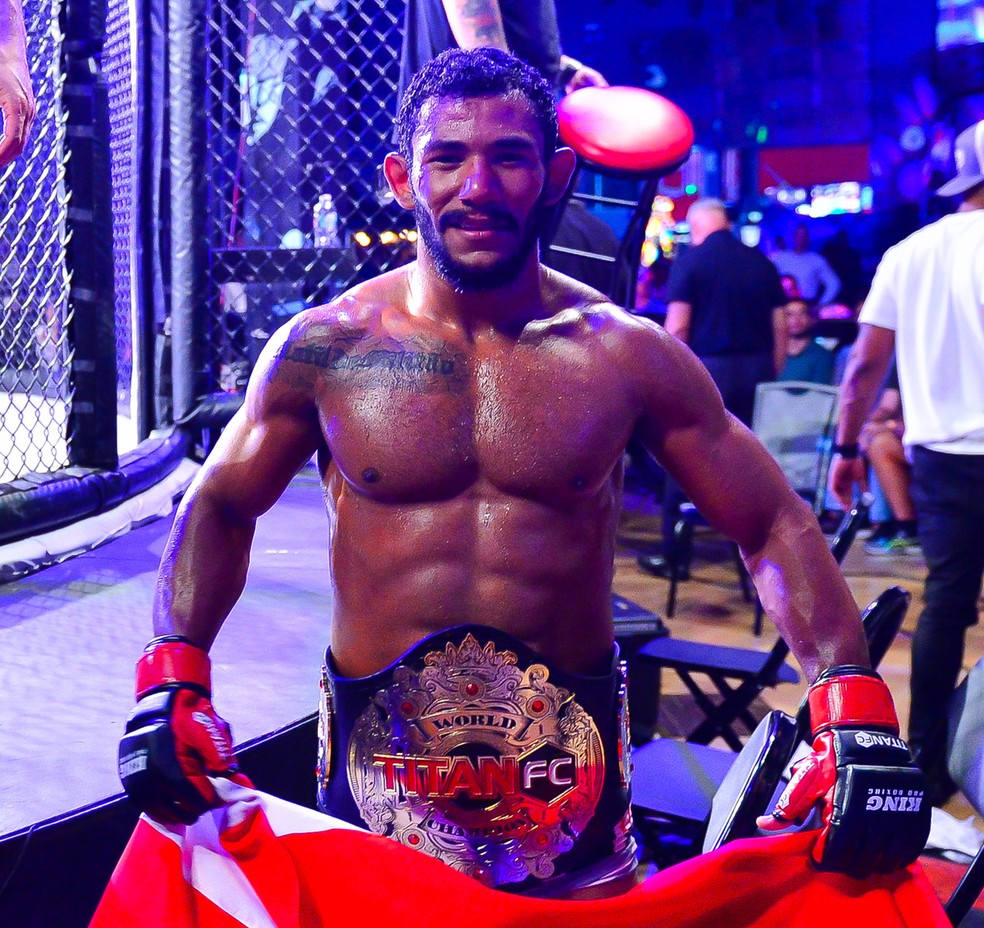 Rafael Alves posa com o cinturÃ£o do Titan FC e com a bandeira do ParÃ¡ â?? Foto: Jason Silva