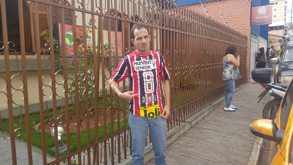 Amigo mostra camisa do SÃ£o Paulo com o nome de Daniel â€” Foto: Guilherme Frossard