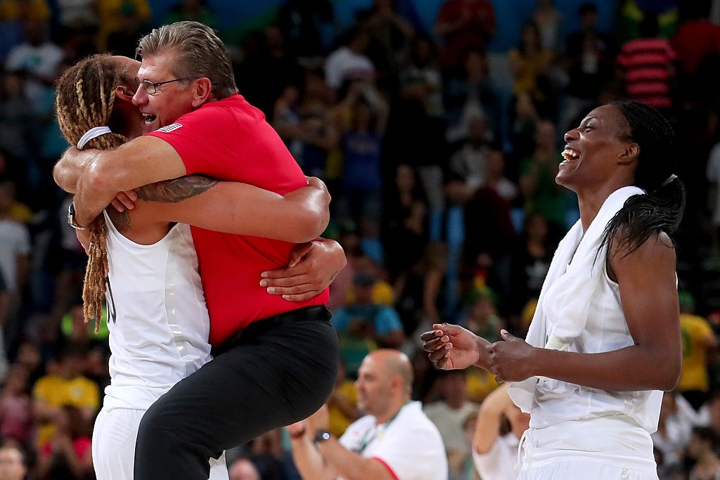 Brittney Griner, o treinador principal Geno Auriemma e Sylvia Fowles dos EUA comemoram a conquista do Jogo da Medalha de Ouro Feminino, no Rio 2016 (Foto: Tom Pennington/Getty Images)
