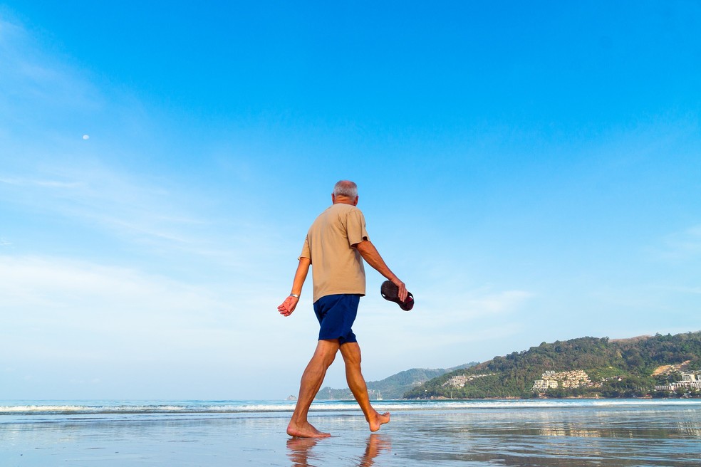 Idoso andando na praia: reconhecer que não somos mais adultos de 30 ou 40 anos é um alívio — Foto: Arek Socha para Pixabay