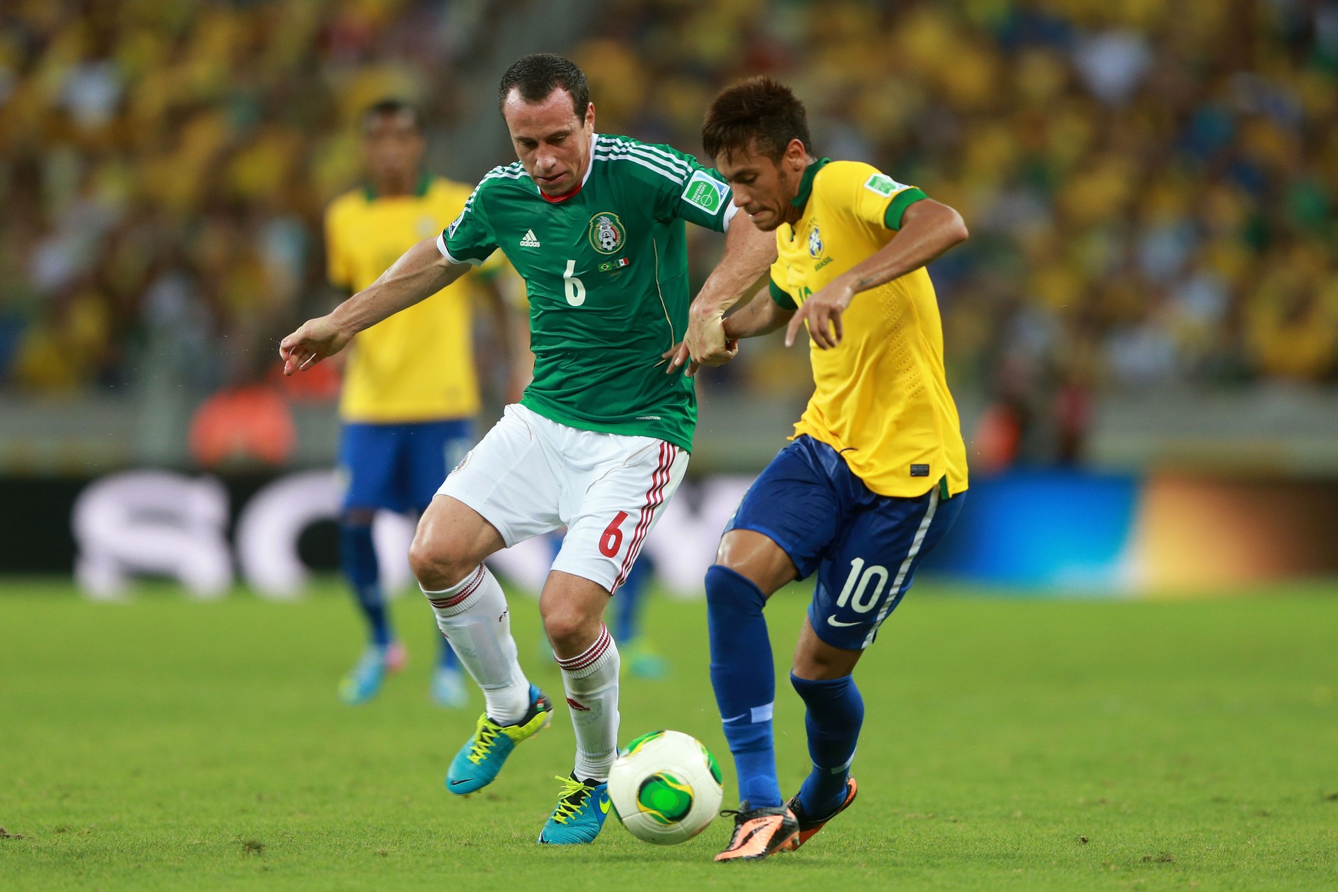 Brasil levou a melhor contra os mexicanos no confronto da Copa das Confederações (Foto: Getty Images)
