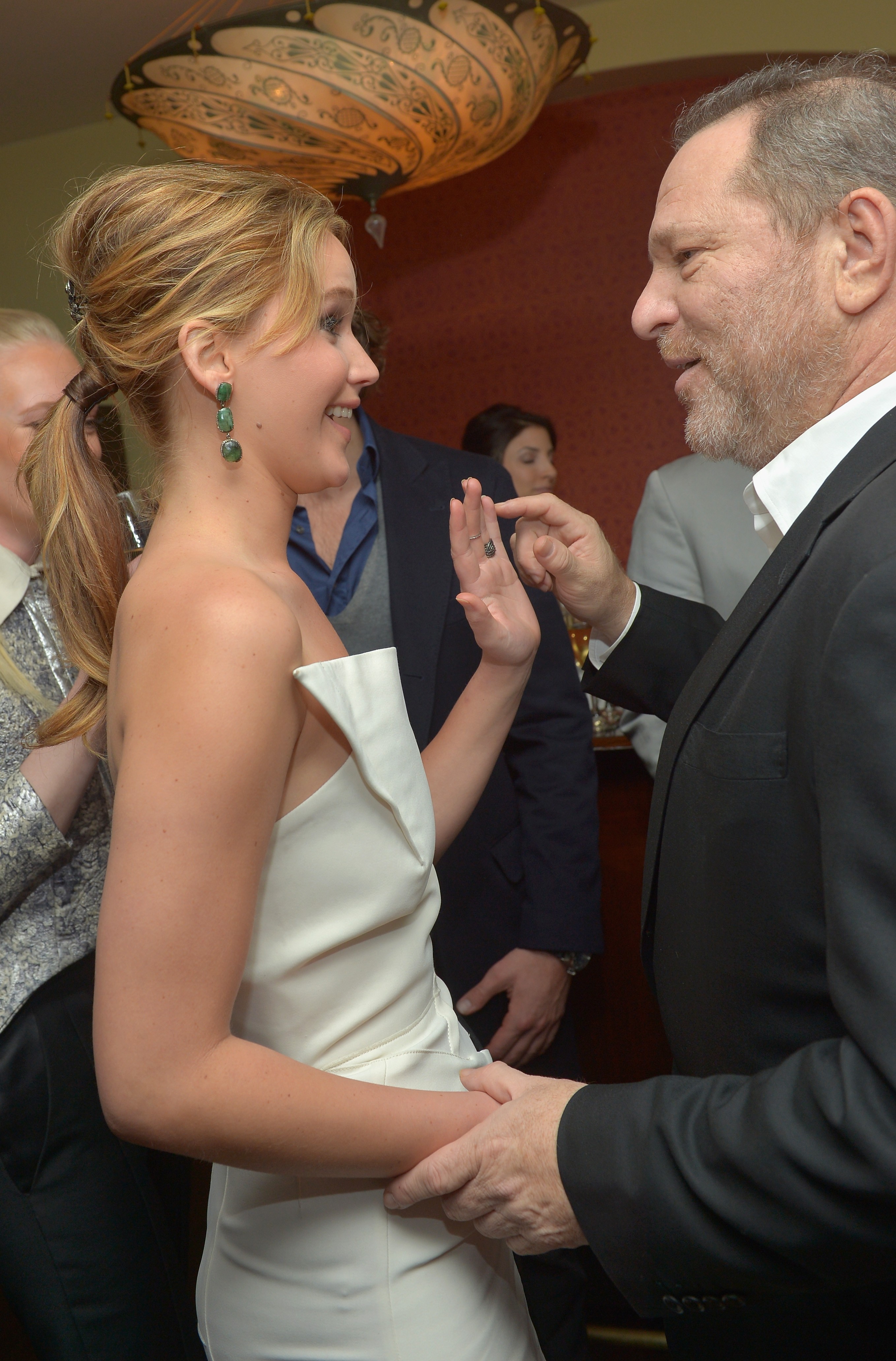 A atriz Jennifer Lawrence e o produtor Harvey Weinstein em um evento em Hollywood no ano de 2013 (Foto: Getty Images)