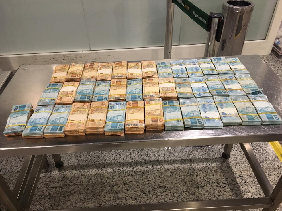 Dinheiro foi apreendido na bagagem de passageiro com destino &agrave; cidade de Manaus, no Amazonas &mdash; Foto: Pol&iacute;cia Federal/Acervo
