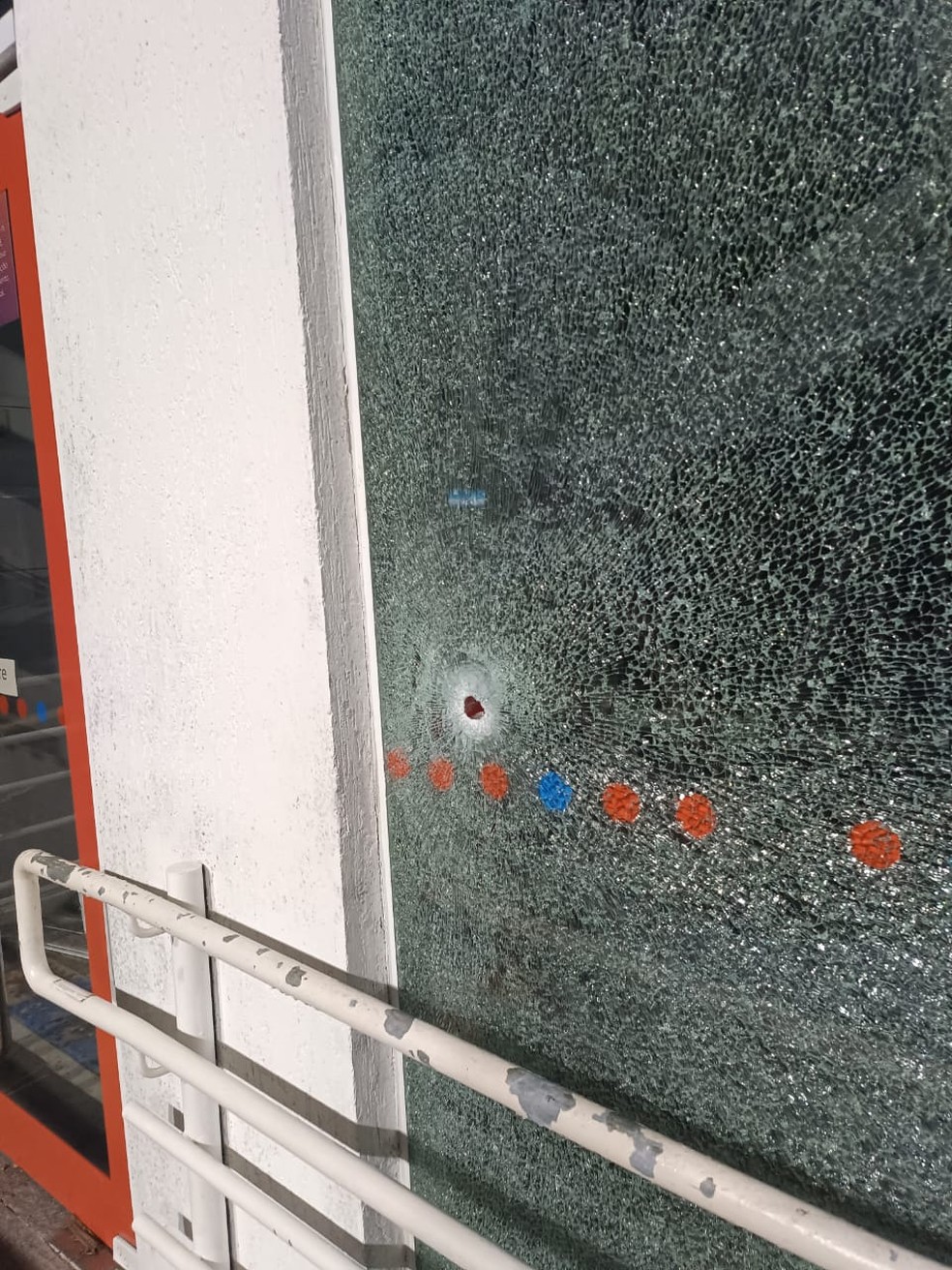 Marcas de tiro deixada pelos criminosos durante a explosão da agência bancária. — Foto: Divulgação 