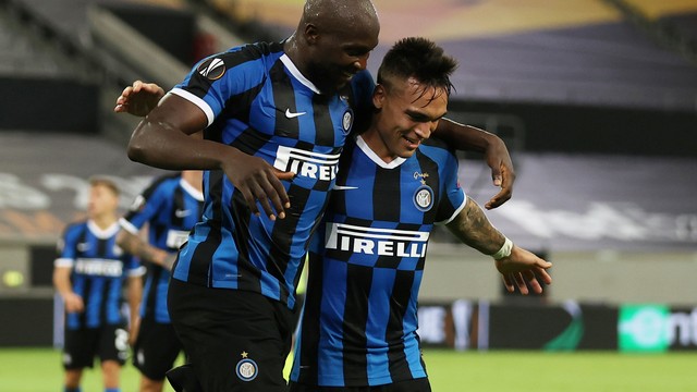 Lukaku e Lautaro comemoram gol da Inter de Milão contra o Shakhtar