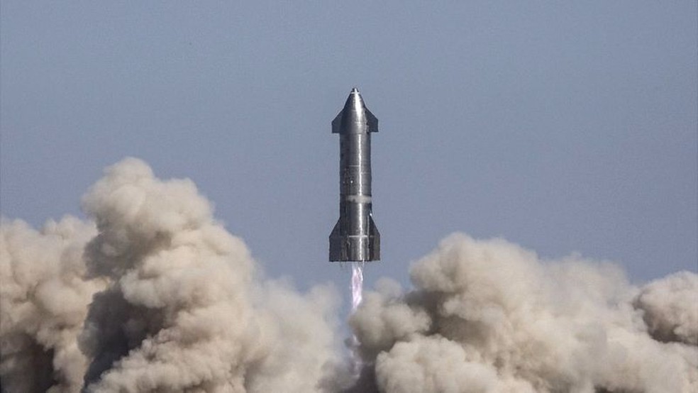 Prottipo de nave estelar SN9 durante seu teste de voo em Boca Chica, Texas, em janeiro de 2021 — Foto: SPACEX via BBC