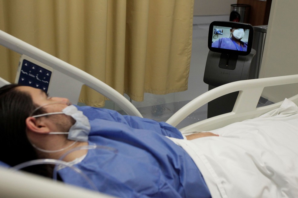 Paciente participa de teleconsulta em Monterrey, no México, na terça-feira (18) — Foto: Daniel Becerril/ Reuters 
