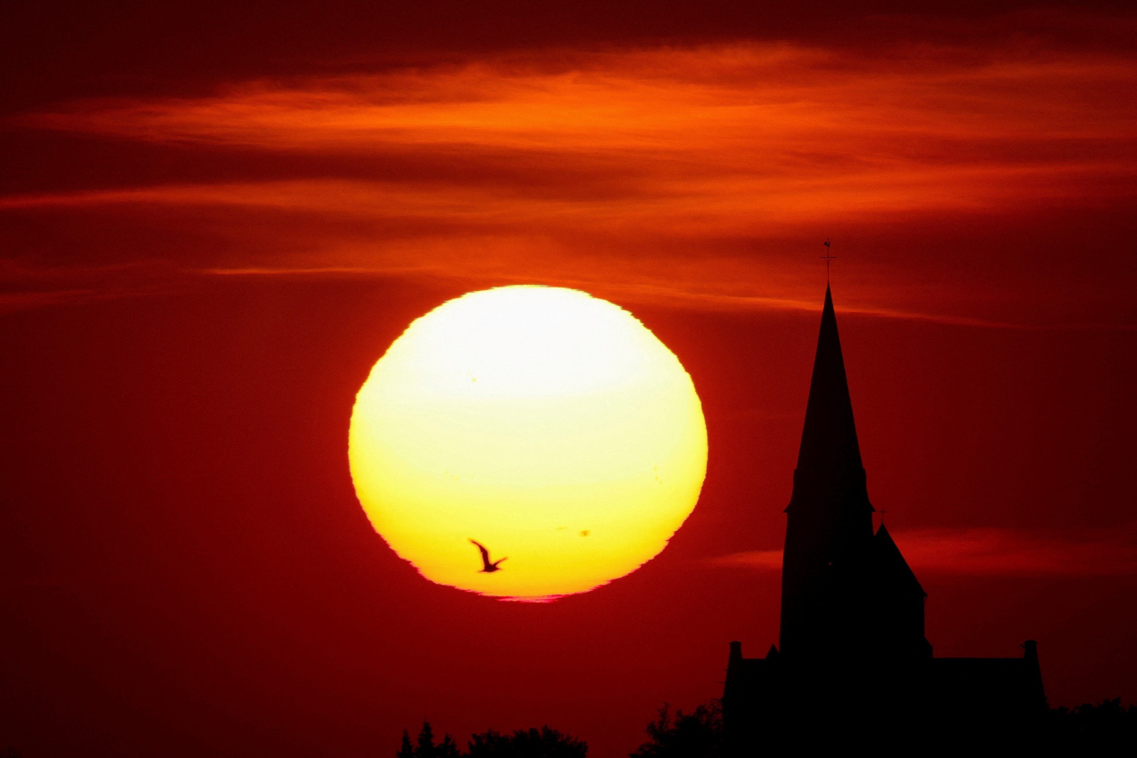 Vista de igreja durante o pôr do sol em Oisy-le-Verger, na França, em meio a onda de calor que atinge Europa (Foto: REUTERS/Pascal Rossignol)