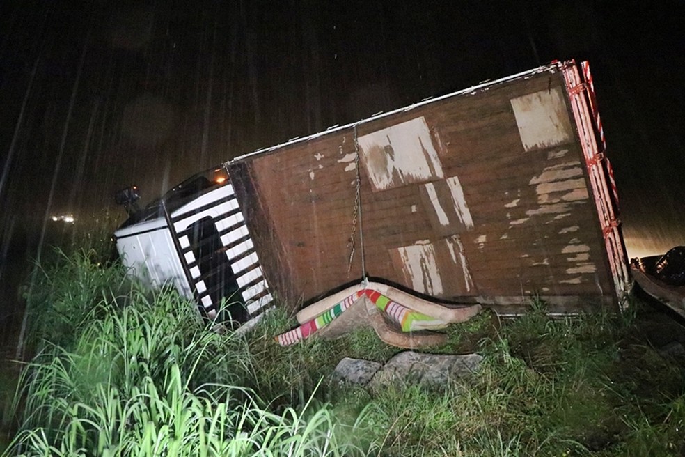 CaminhÃ£o que levava 19 pessoas na caÃ§amba tombou e 5 ficaram feridas na BR-163 (Foto: Djeferson Kronbauer/Power Mix)