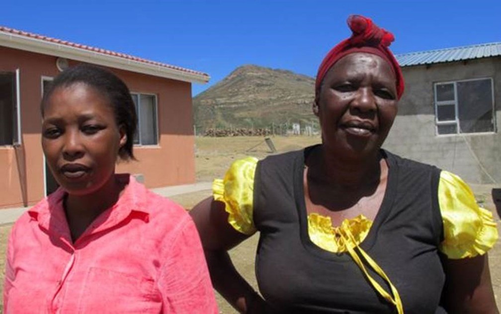 Siphokazi e Nokubonga se apoiaram mutuamente após o ataque — Foto: BBC