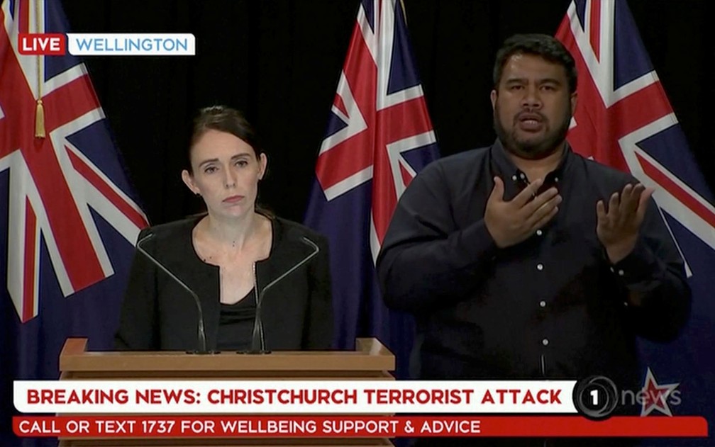 A primeira-ministra da Nova Zelândia, Jacinda Arndern, fala sobre o massacre em Christchurch, no sábado (16) — Foto: TVNZ/via Reuters