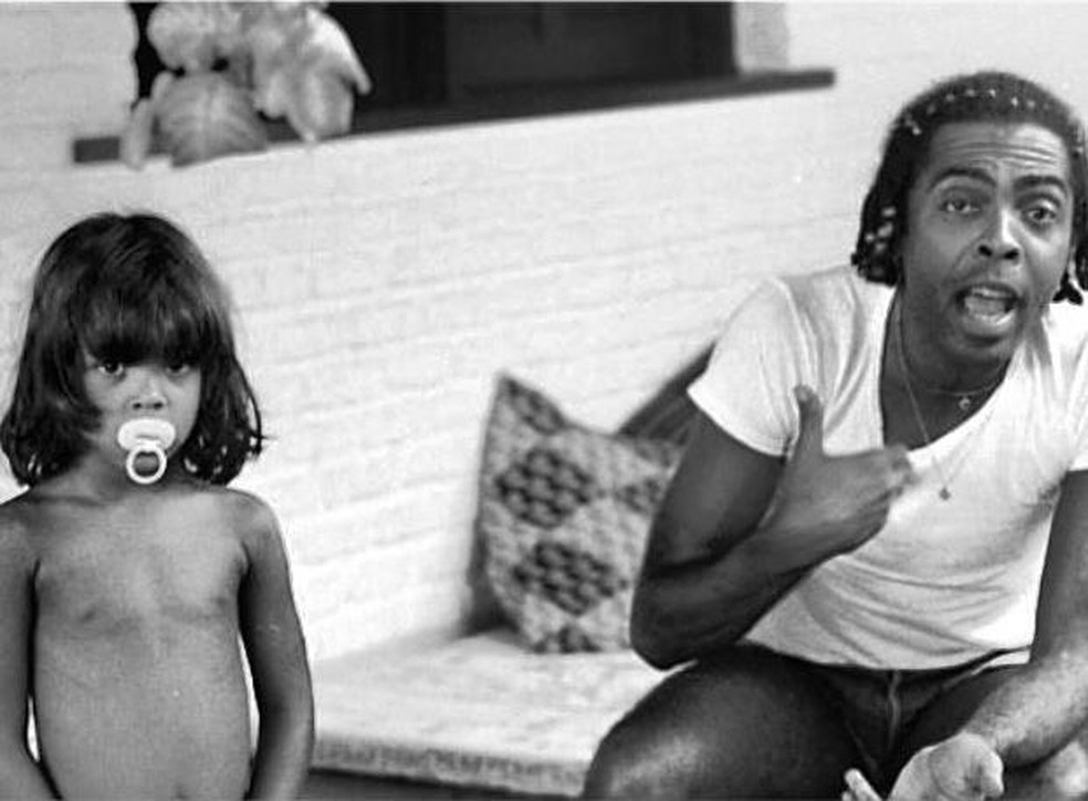 Preta Gil postou foto de quando era criança ao lado do pai — Foto: Reprodução/Instagram