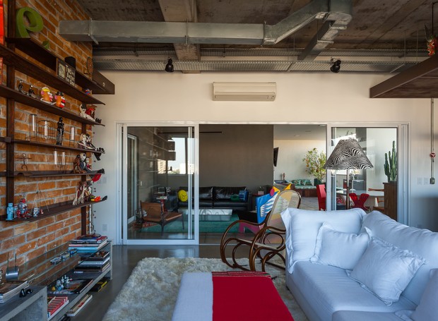Da sala para a varanda: o mesmo conforto do interior é sentido na espaçosa área externa, com 70 m² (Foto: Divulgação)