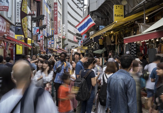 Consumidores tomam as ruas do bairro comercial de Ameyoko para comprar antes do aumento do imposto  (Foto: Photo by Tomohiro Ohsumi/Getty Images)