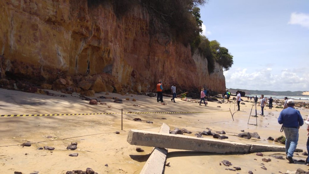 Faixa de areia foi interditada próximo a falésia que caiu sobre família em Pipa, no Rio Grande do Norte — Foto: MPF/Divulgação