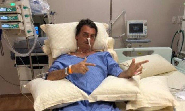 Bolsonaro faz gesto de atirar no hospital