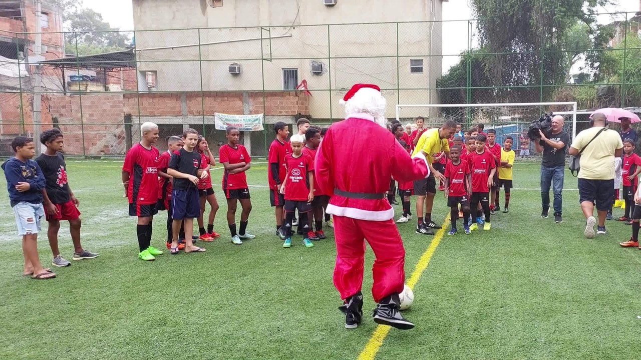 David Luiz, do Flamengo, vira Papai Noel e surpreende crianças na Mangueira; veja fotos