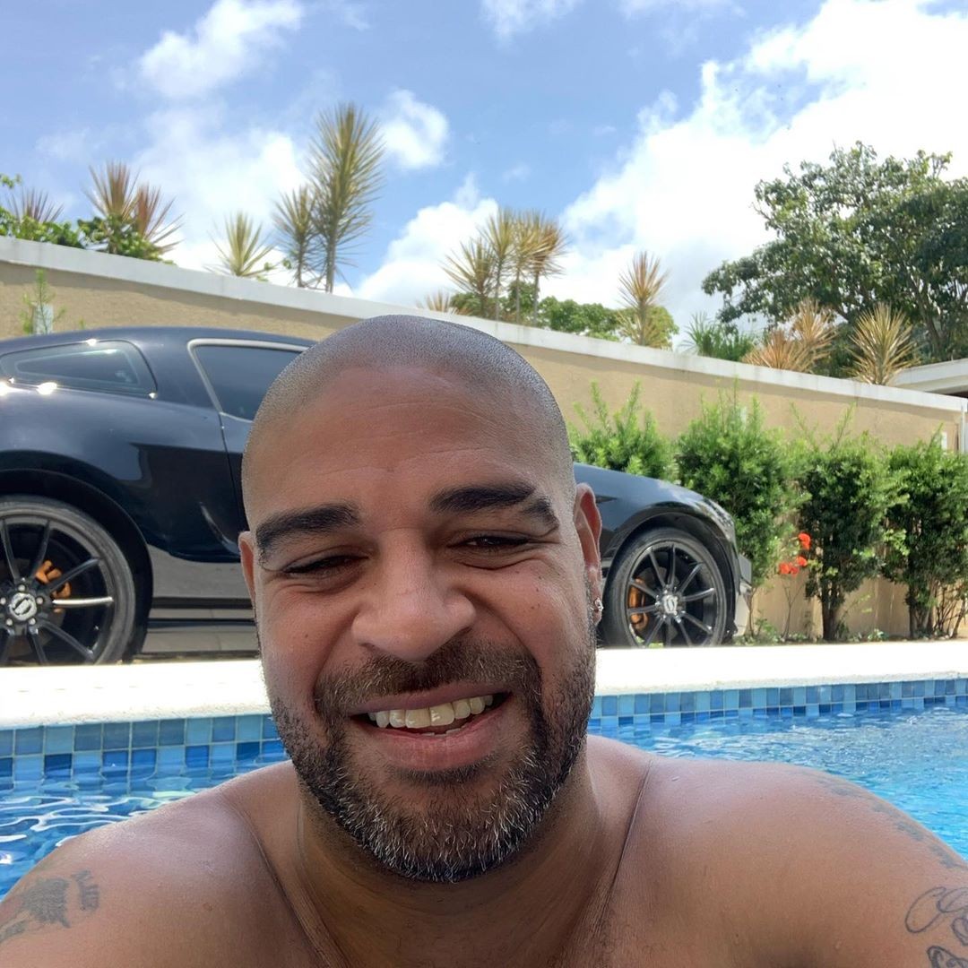 Foto do ronaldinho gaúcho na piscina