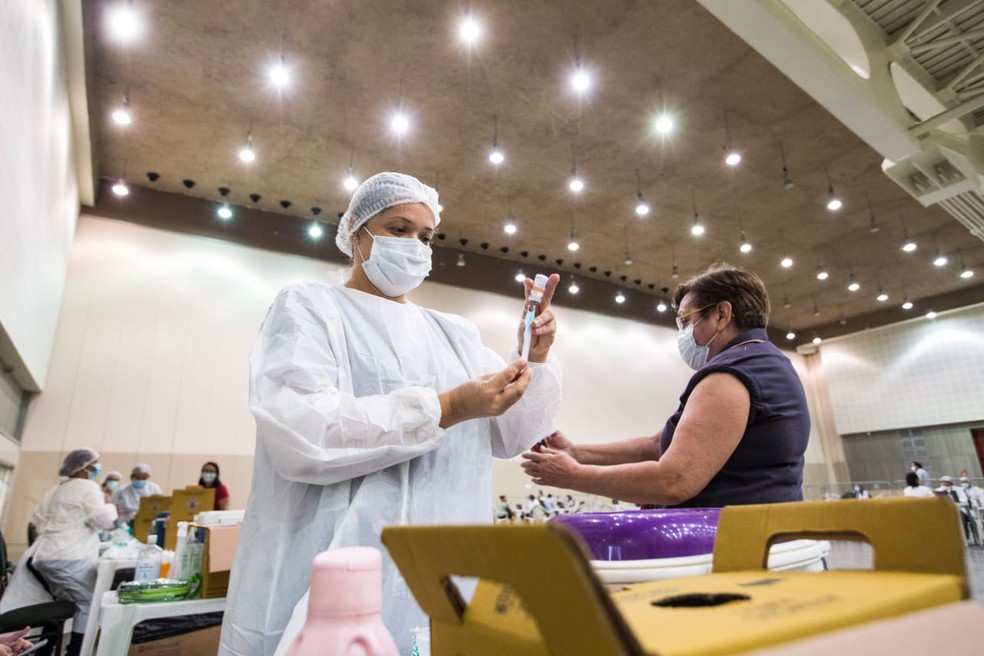 Administração de doses da vacina contra a Covid-19 no Centro de Eventos do Ceará — Foto: Thiago Gadelha/SVM