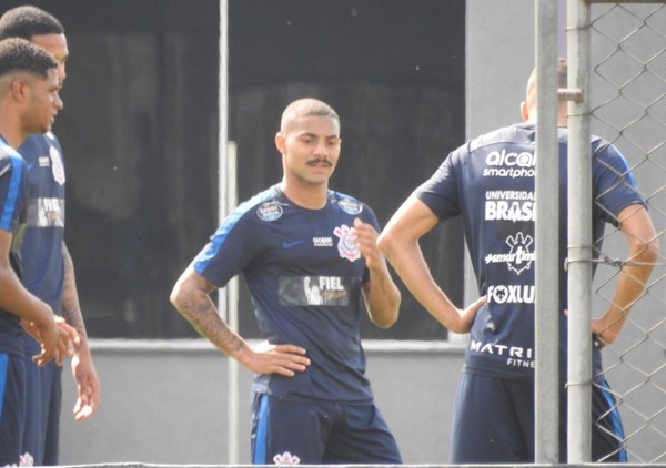 Treino do Corinthians tem ex-jogadores como 