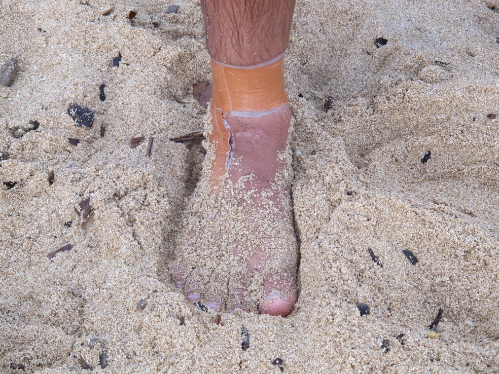 Detalhe da faixa usada por Caio Ibelli para proteger o tornozelo direito no Pipeline Masters (Foto: Carol Fontes)