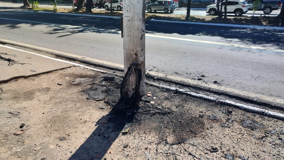 Poste pegou fogo em acidente com caminhão em Maceió — Foto: Erik Maia/TV Gazeta
