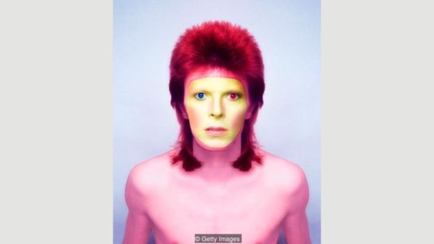 David Bowie, retratado em 1973, era conhecido pelos experimentos com maquiagem (Foto: Getty Images via BBC News)