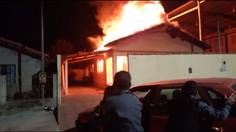 Um idoso morreu e duas pessoas foram resgatadas durante um incêndio em uma casa na noite desta sexta-feira (25) na cidade de Mirassol D’Oeste — Foto: PMMT