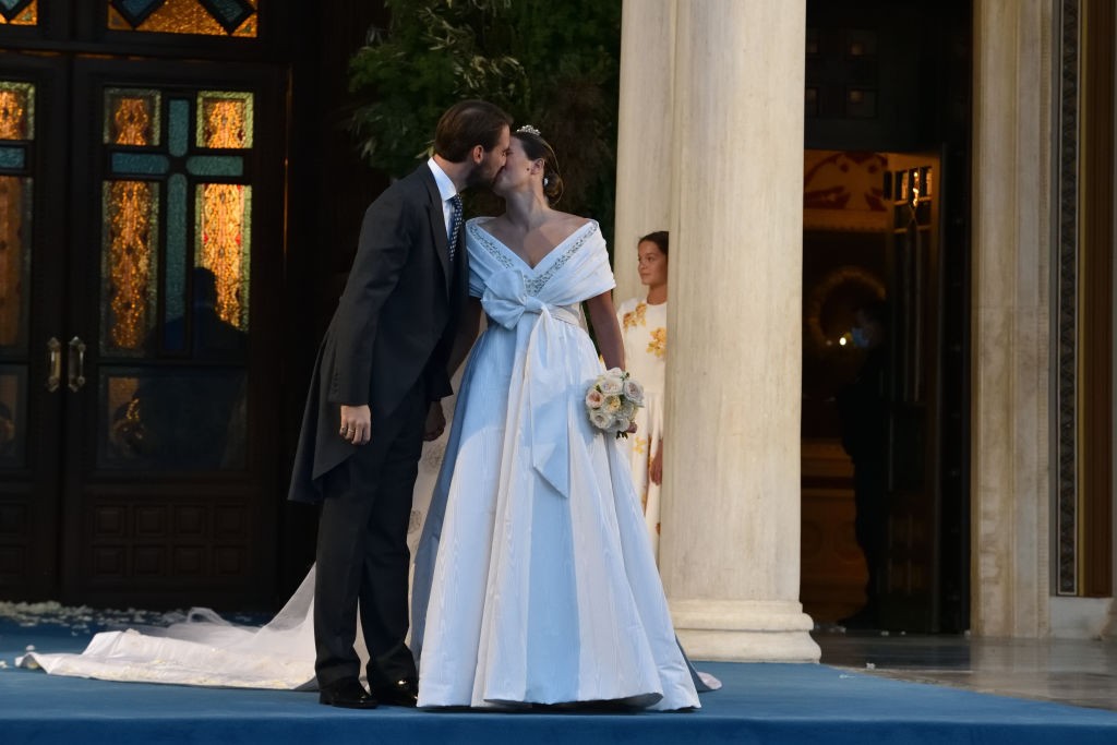 Prince Philippos (L) and Nina Flohr (R) depart from the Metropolitan Cathedral of Athens following their wedding, in Athens, Greece, on October 23, 2021.  (Photo by Nicolas Koutsokostas/NurPhoto via Getty Images) (Foto: NurPhoto via Getty Images)