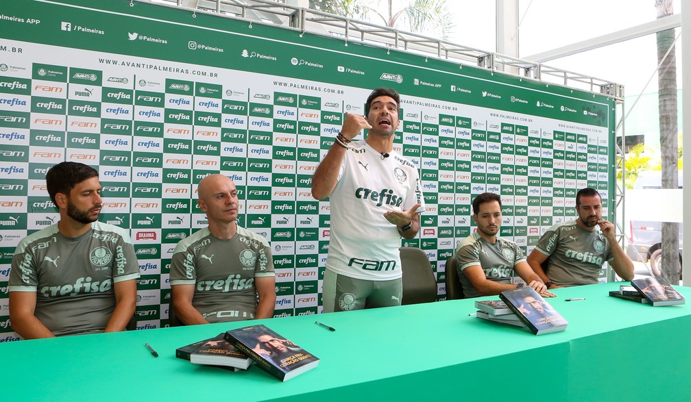 Abel e comissão presenteiam funcionários do Palmeiras com livro e fazem manhã de autógrafos