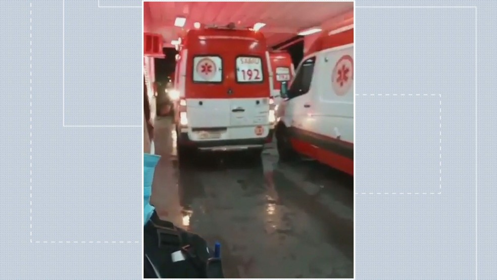 Fila de ambulâncias na UPA de Samambaia, no DF — Foto: TV Globo/Reprodução