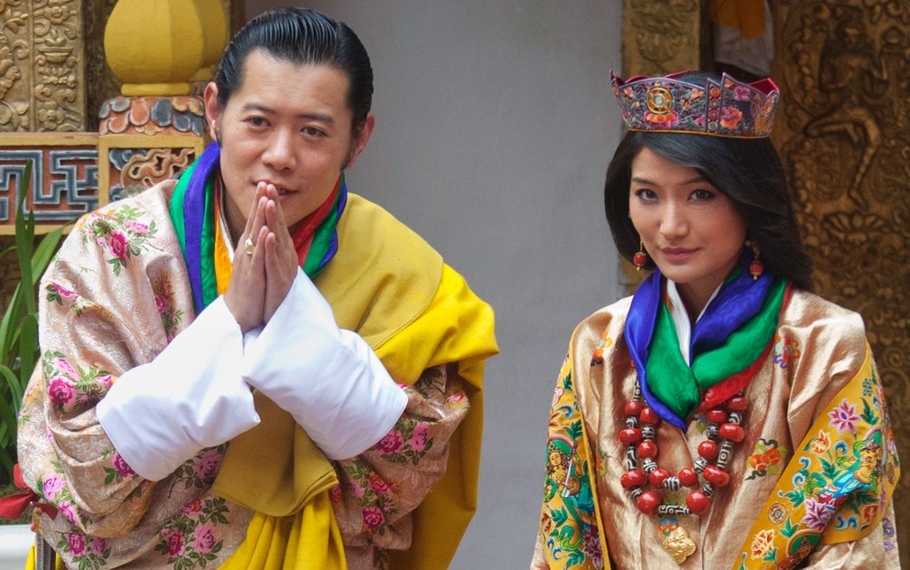 O rei do ButÃ£o, Jigme Khesar Namgyel Wangchuck, cumprimenta jornalistas apÃ³s seu casamento com Jetsun na antiga capital Punakha, em 13 de outubro de 2011  (Foto: Reuters/Adrees Latif)