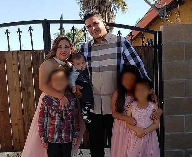 José Nuñez Jr e sua esposa Maria Nuñez, segurando Jayden Núñez, de três anos, posam com três dos quatro filhos que deixaram  (Foto: Reprodução/Cbs Austin )
