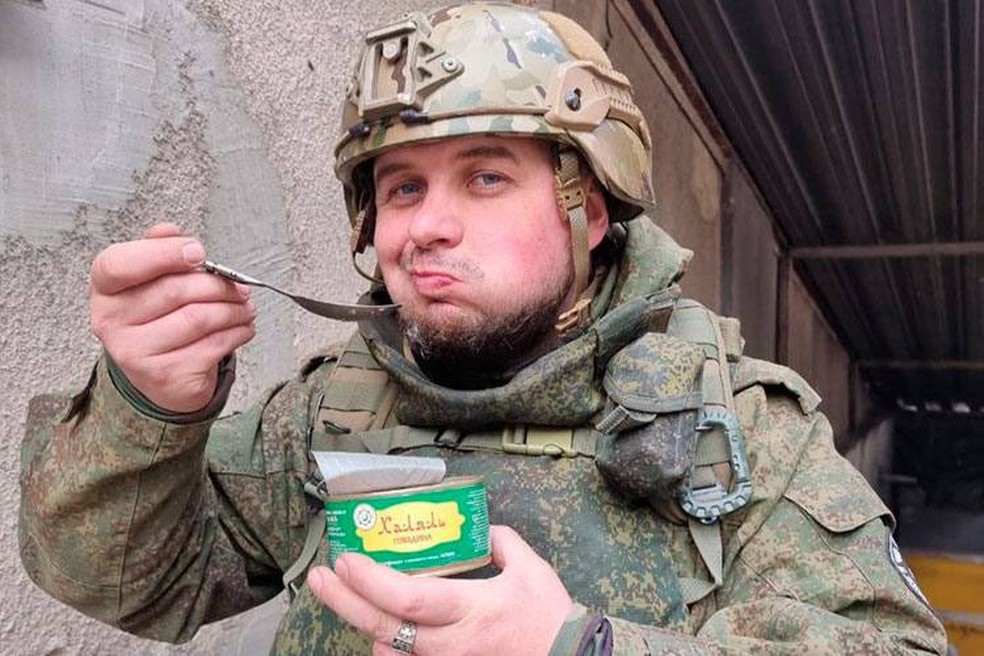 O blogueiro pró-Rússia Vladlen Tatarsky, durante treinamento voluntário com as tropas russas.  — Foto: Reprodução/ Redes sociais