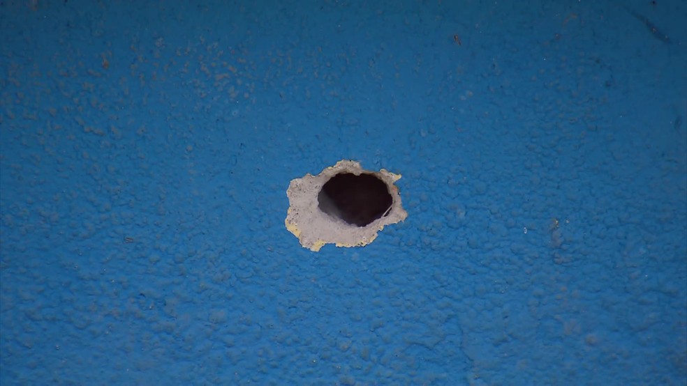 Marcas dos tiros disparados contra as vítimas ficaram em paredes e muros de casas em Escada — Foto: Reprodução/TV Globo