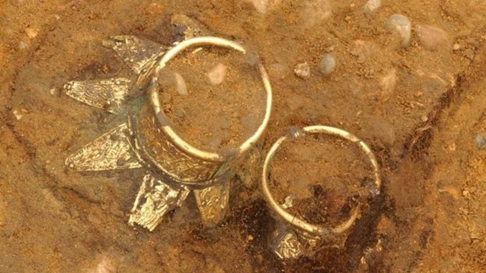 Vasos de ouro decorados estavam entre os tesouros encontrados na área — Foto: MOLA