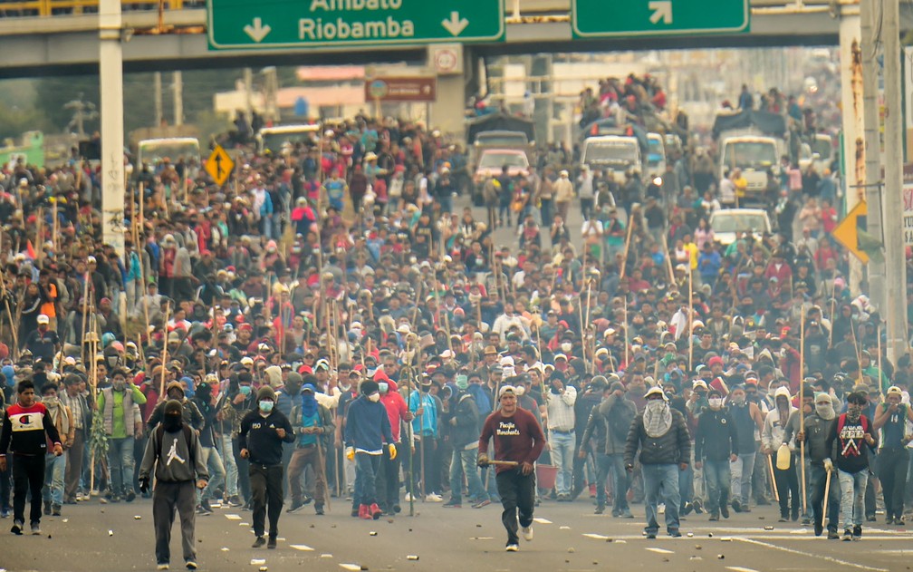 Indígenas se unem a manifestantes para bloquear vias e estradas em protesto contra a política econômica do governo em Machachi, na província de Pichincha, no Equador, na segunda-feira (7) — Foto: Rodrigo Buendia/AFP 