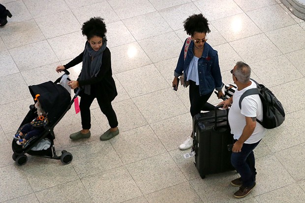 Sheron Menezes desembarca no aeroporto Santos Dumont, com o filho, Benjamin, e sua irmã, Schena Menezes (Foto: Rodrigo Zorzi/ Divulgação)