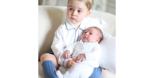 Charlotte nos braços do irmão princípe George