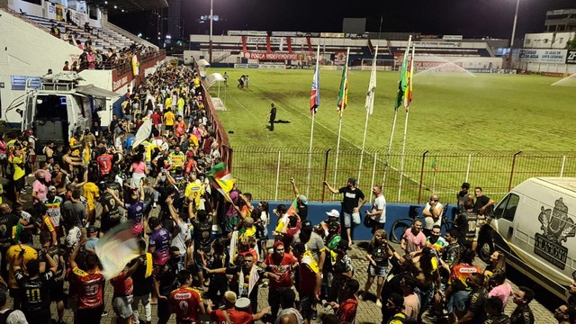Torcida do Brusque entra no Augusto Bauer para comemorar o acesso