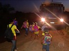 Crianças caminham no escuro para pegar o transporte escolar em MS