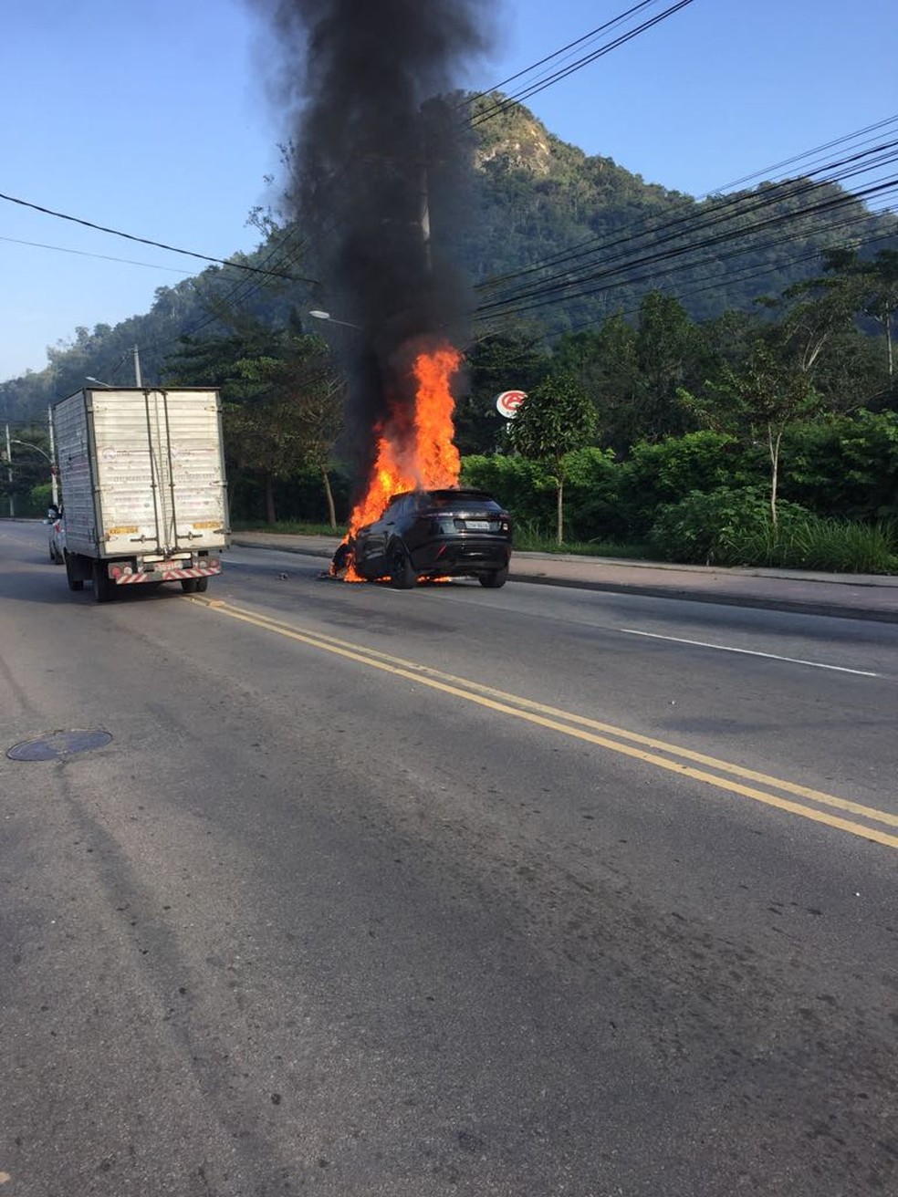 Carro de PaquetÃ¡ pegou fogo quando jogador ia para treino do Fla (Foto: ReproduÃ§Ã£o internet)