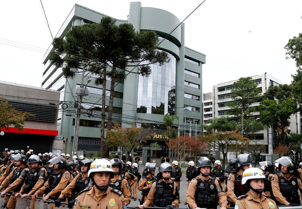 Policiais militares formam cordão de segurança diante do prédio da Justiça Federal em Curitiba no dia do depoimento do ex-presidente Luiz Inácio Lula da Silva (Foto: Rodolfo Buhrer/Reuters)