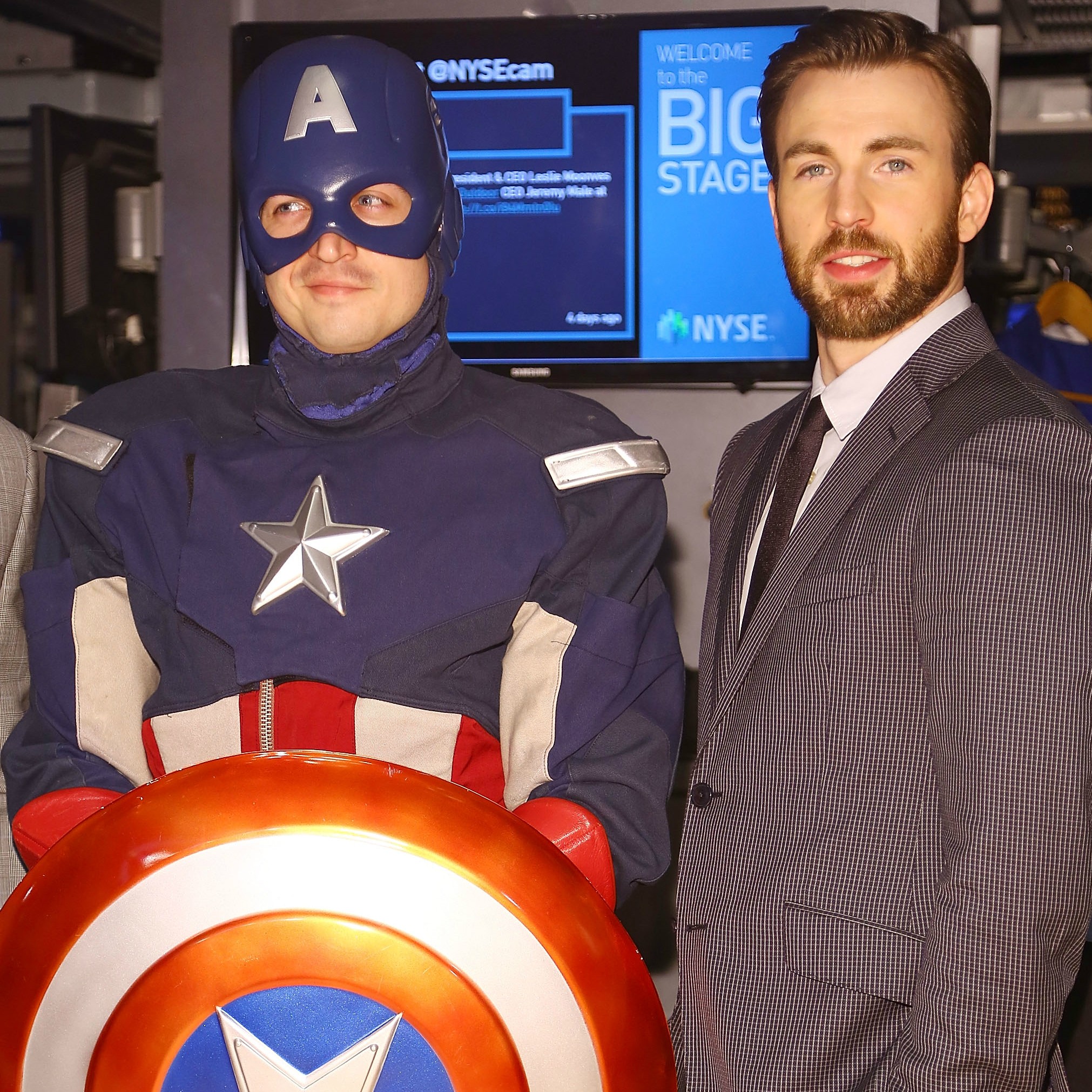 Chris Evans posa com homem vestido de Capitão América na Bolsa de Valores de Nova York. (Foto: Getty Images)