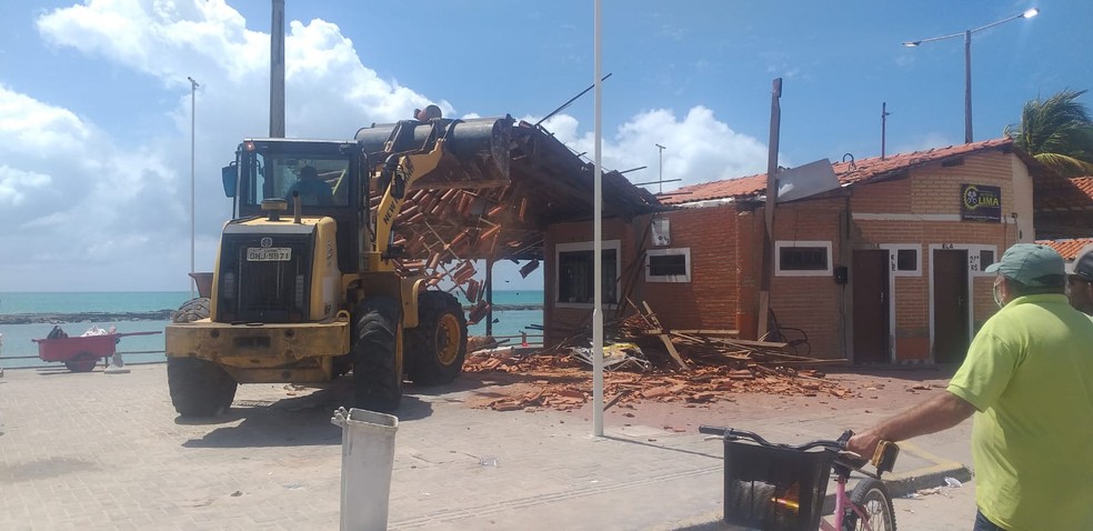 Moradores e comerciantes assistem a demolição de barracas na orla da Barra de São Miguel, em Alagoas — Foto: Pedro Ribeiro/Arquivo pessoal