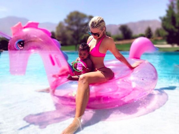 A socialite Khloé Kardashian com a filha dentro de uma piscina (Foto: Instagram)