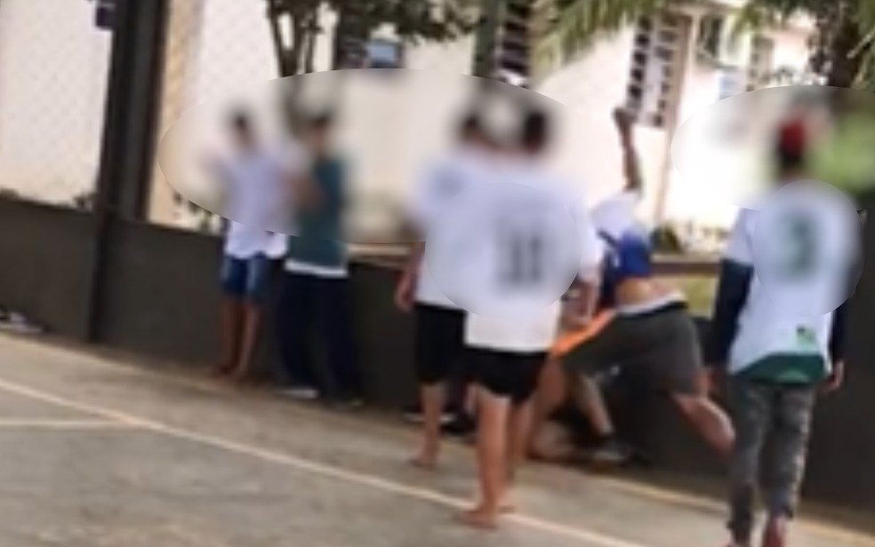 Gravao mostra quando estudante d voadora em colega, que cai no cho e leva socos, em Edia, Gois  Foto: Reproduo/Redes sociais
